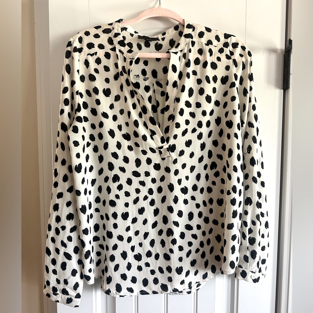 Lumiere long sleeve cream w/black. 100% polyester. Pet/smoke free home. Like new